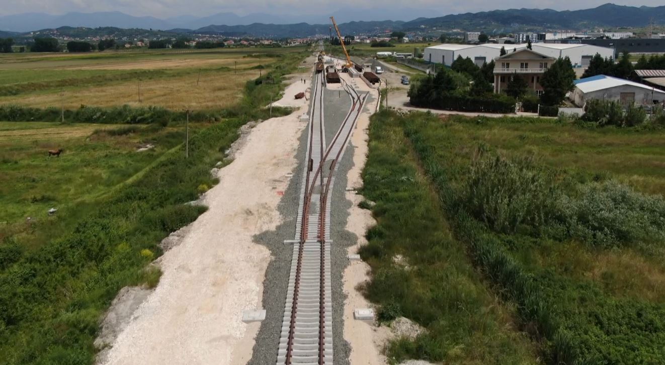 Tiranë-Rinas me tren për 20 minuta, Detajet e 3 linjave hekurudhore që do të operojnë nga 2026
